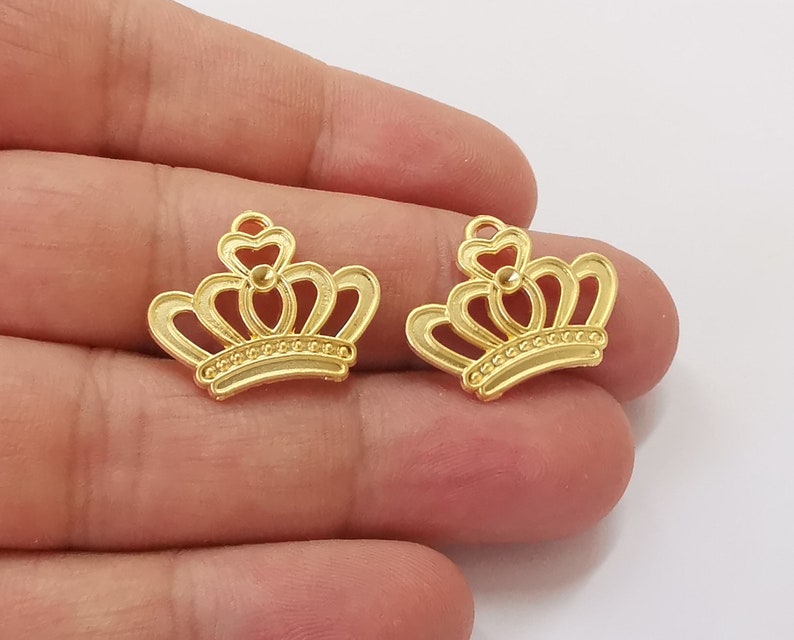 4 Crown charms Gold plated charms (23x18mm) G25762