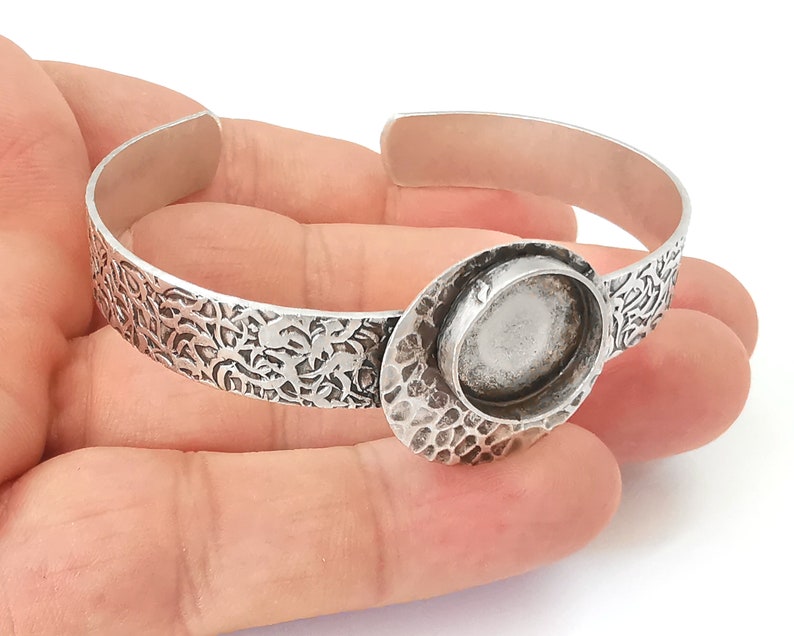 Hammered circle bracelet brass Cuff blank bezel Glass cabochon base Adjustable Antique silver plated brass (14mm blank) G35919