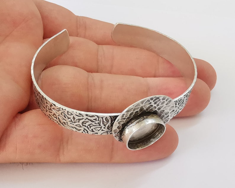 Hammered circle bracelet brass Cuff blank bezel Glass cabochon base Adjustable Antique silver plated brass (14mm blank) G35919