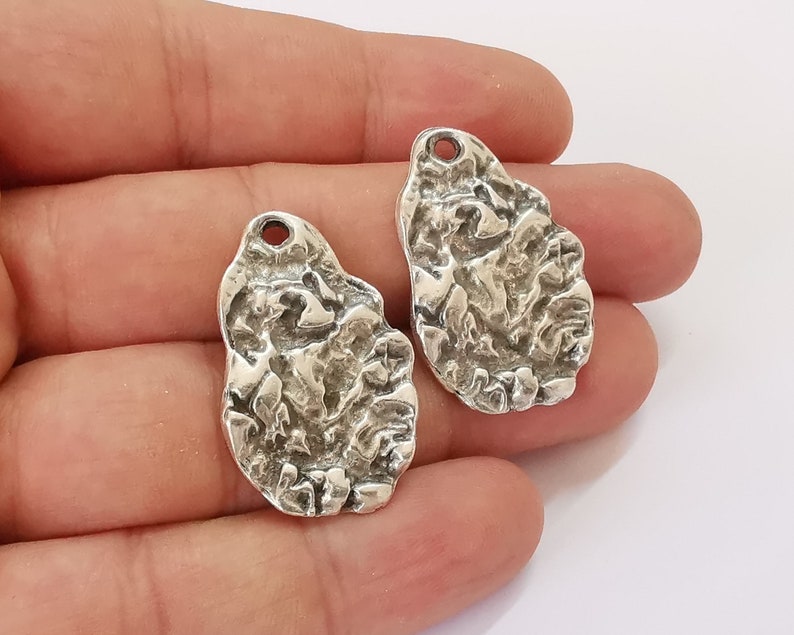 2 Organic shape charms Antique silver plated charms (33x22mm) G25873