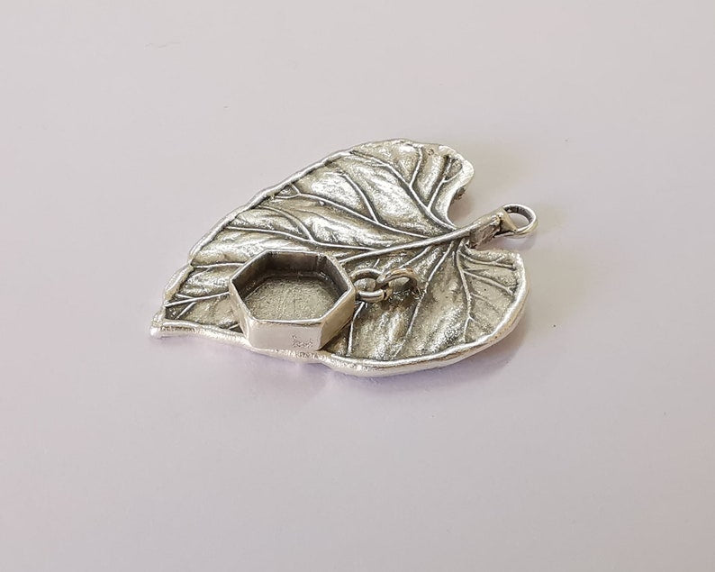 Leaf charm with hexagonal Dangle Cup bezel blank Antique silver plated brass charm (45x33mm) G25912