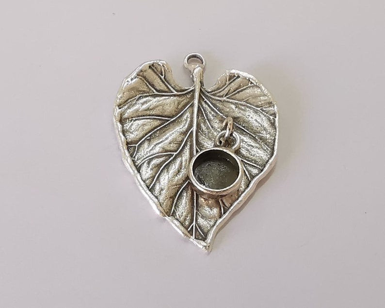 Leaf charm with round dangle cup bezel blank Antique silver plated brass charm (45x33mm) G25916