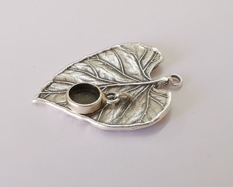 Leaf charm with round dangle cup bezel blank Antique silver plated brass charm (45x33mm) G25916