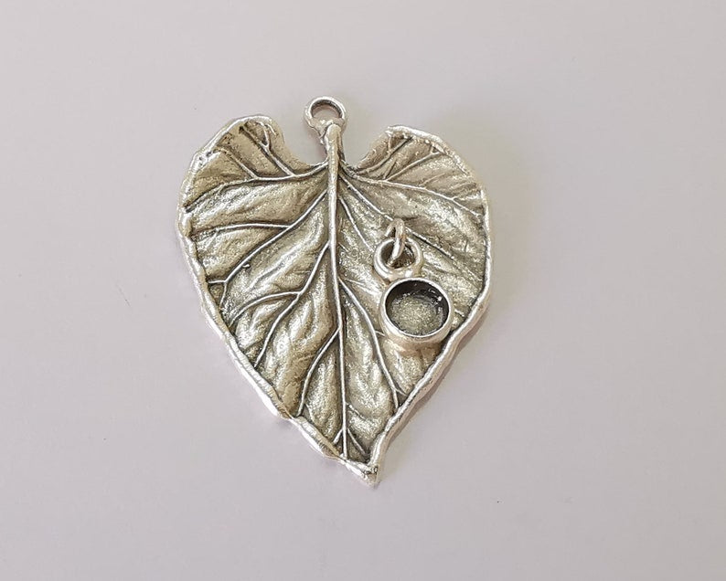 Leaf charm with round dangle cup bezel blank Antique silver plated brass charm (45x33mm) G25924