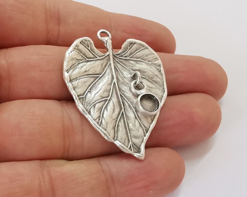 Leaf charm with round dangle cup bezel blank Antique silver plated brass charm (45x33mm) G25924