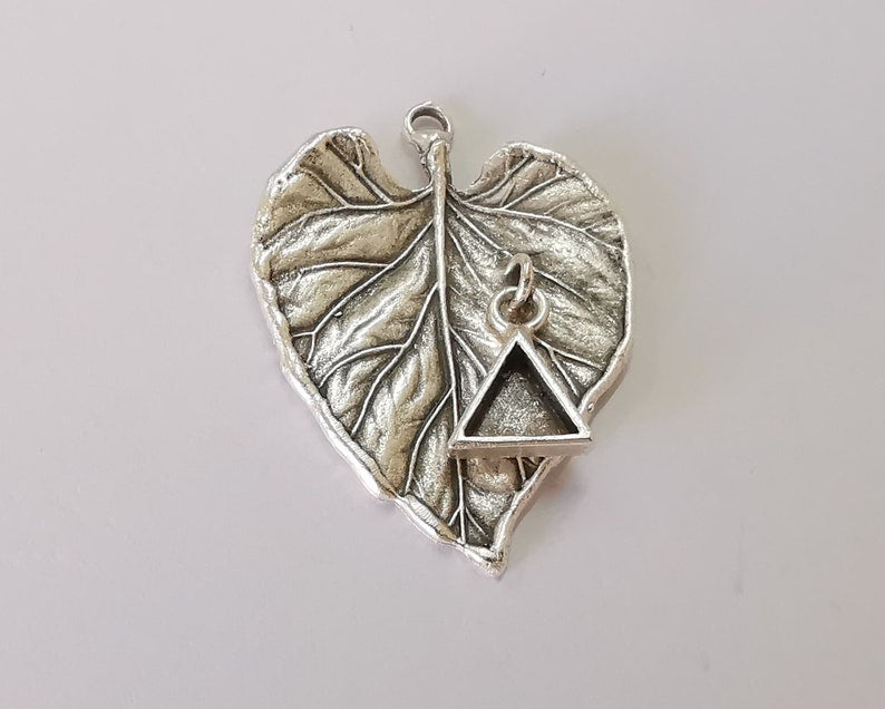 Leaf charm with Triangle dangle cup bezel blank Antique silver plated brass charm (45x33mm) G25935