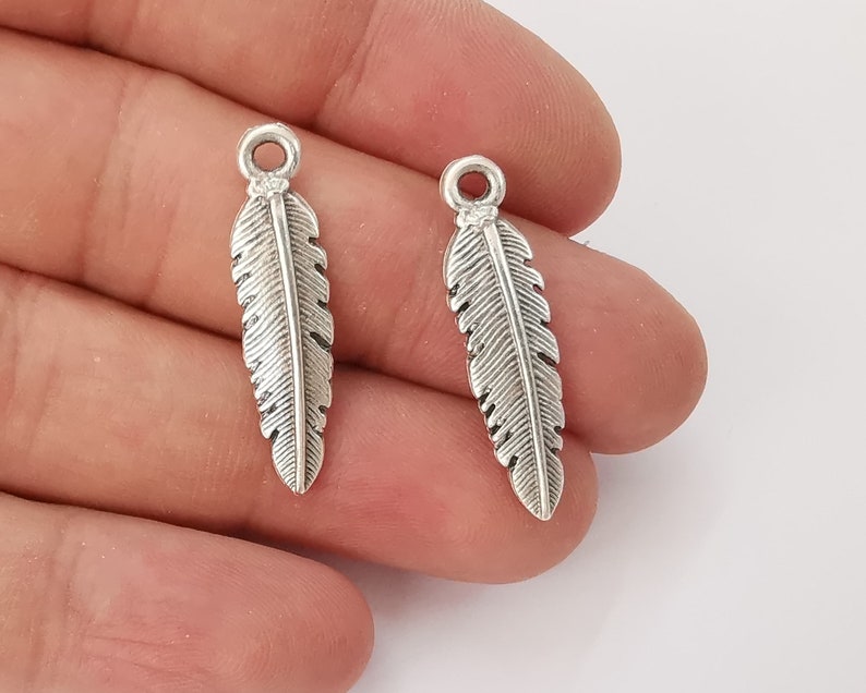 10 Feather charms Antique silver plated charms (32x8mm) G25982