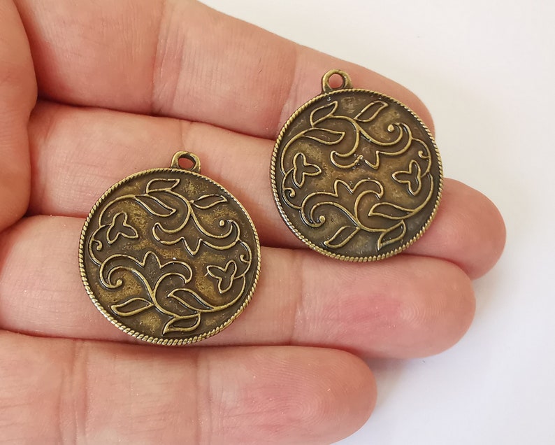 2 Flower round circle charms Antique bronze plated charms (32x27mm) G26020
