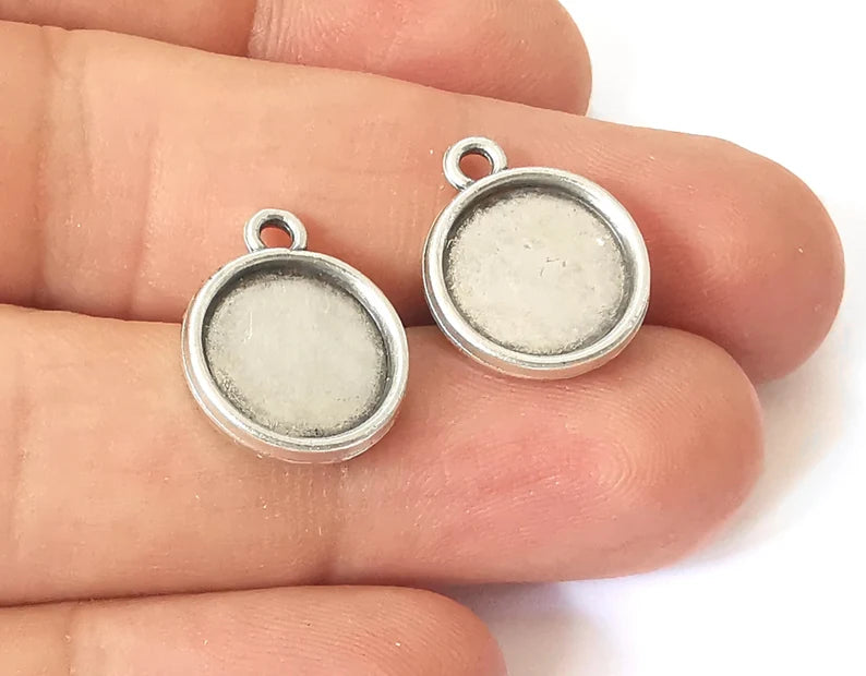 10 Round charms blank (blank on both sides ) Resin bezel Mosaic mountings Antique silver plated charms (18x15mm)( 12 mm blanks) G26042