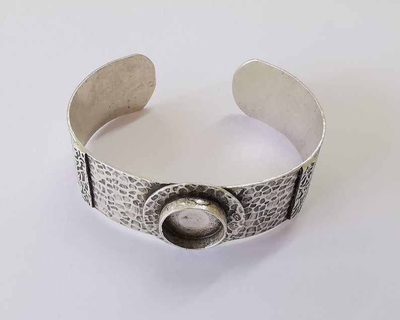 Hammered bracelet brass Cuff blank bezel Glass cabochon base Adjustable Antique silver plated brass (14mm blank) G25854