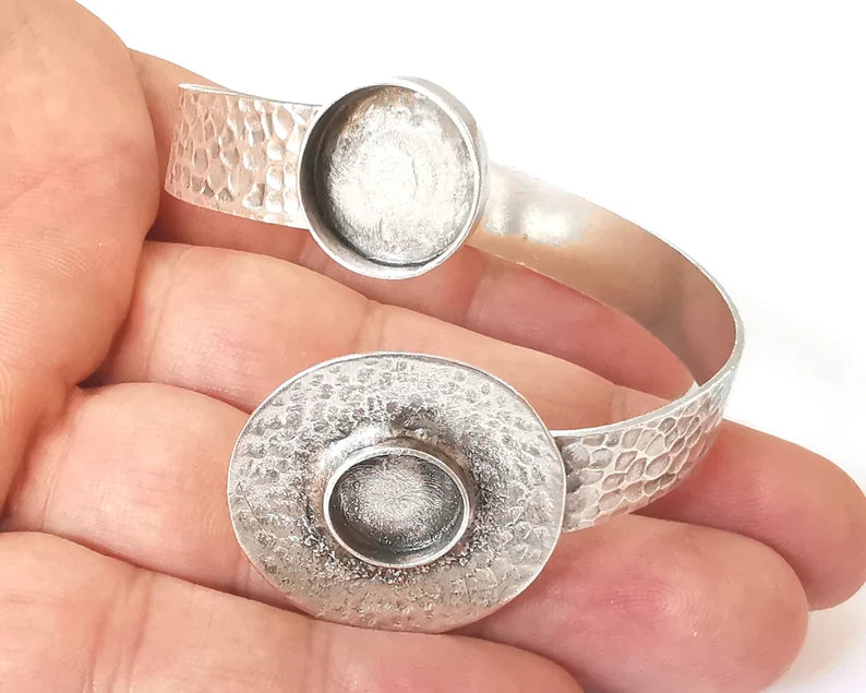Disc hammered bracelet cuff blank bezel Glass cabochon base Adjustable antique silver plated brass (14 and 12 mm ) G26094