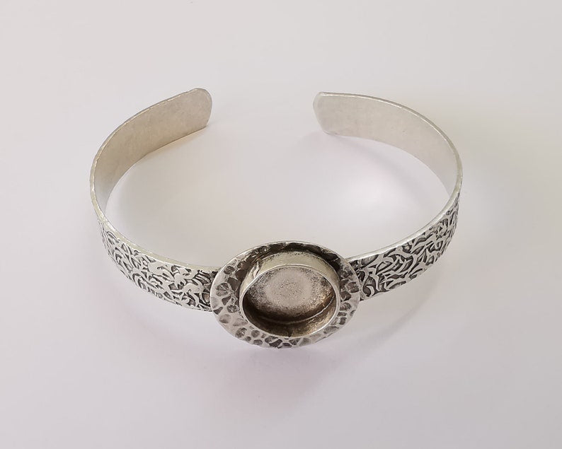 Hammered circle bracelet brass Cuff blank bezel Glass cabochon base Adjustable Antique silver plated brass (14mm blank) G35919
