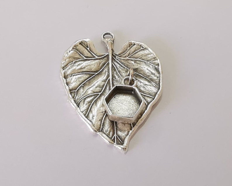 Leaf charm with hexagonal Dangle Cup bezel blank Antique silver plated brass charm (45x33mm) G25912