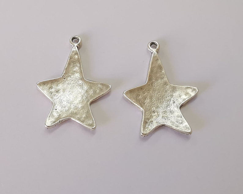 2 Star hammered charms Antique silver plated charms (45x33mm) G25936