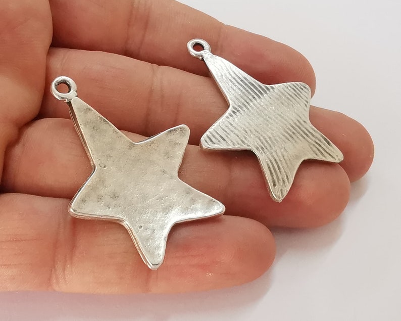 2 Star hammered charms Antique silver plated charms (45x33mm) G25936