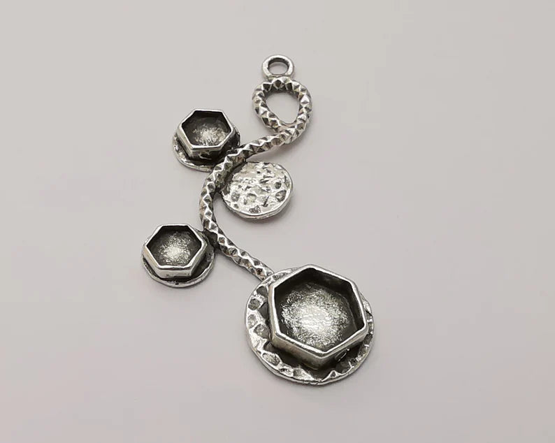 Hammered pendant blank resin bezel mosaic mountings cabochon setting Antique silver plated brass (54mm) G26721