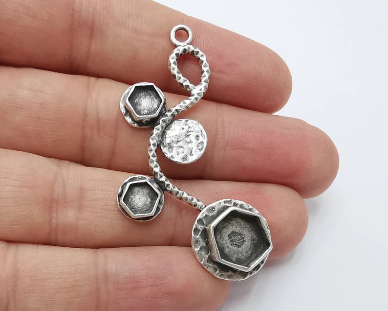 Hammered pendant blank resin bezel mosaic mountings cabochon setting Antique silver plated brass (54mm) G26721