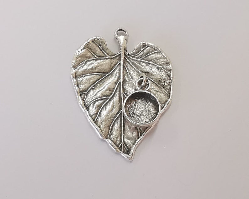 Leaf charm with round dangle cup bezel blank Antique silver plated brass charm (45x33mm) G25964