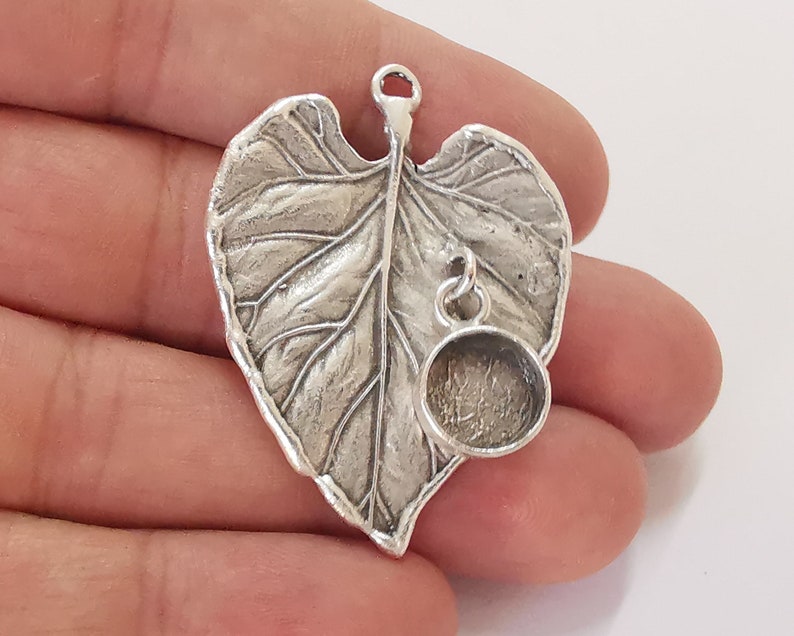 Leaf charm with round dangle cup bezel blank Antique silver plated brass charm (45x33mm) G25964