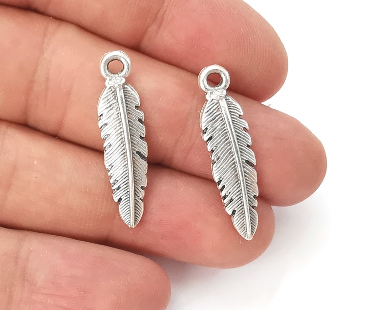 10 Feather charms Antique silver plated charms (32x8mm) G25982