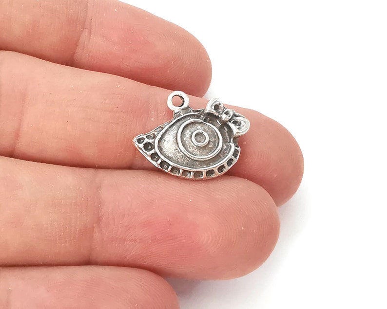 10 Eye ribbon charms Antique silver plated charms (19x16mm) G25985