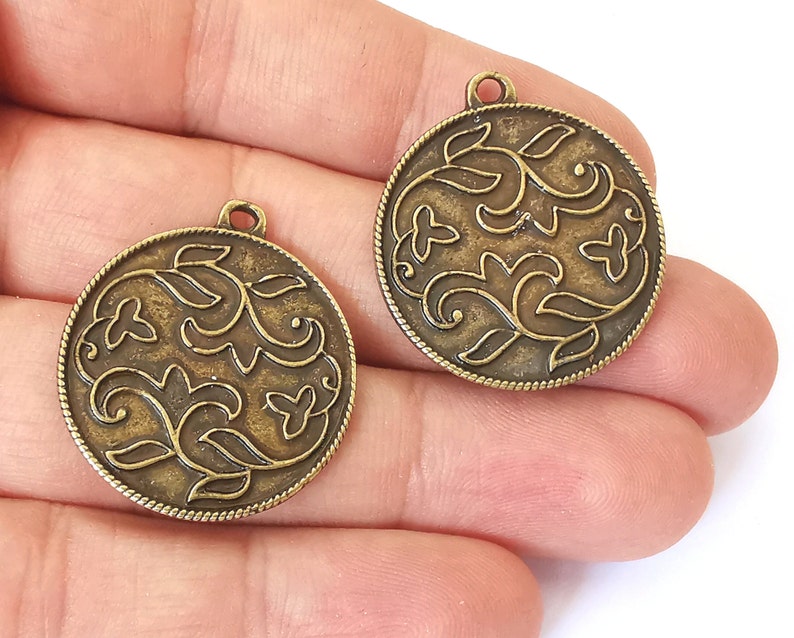 2 Flower round circle charms Antique bronze plated charms (32x27mm) G26020