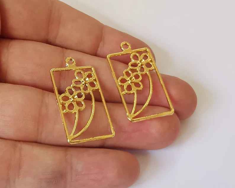 2 Flowers charms Shiny gold plated Charms (35x19mm) G26033