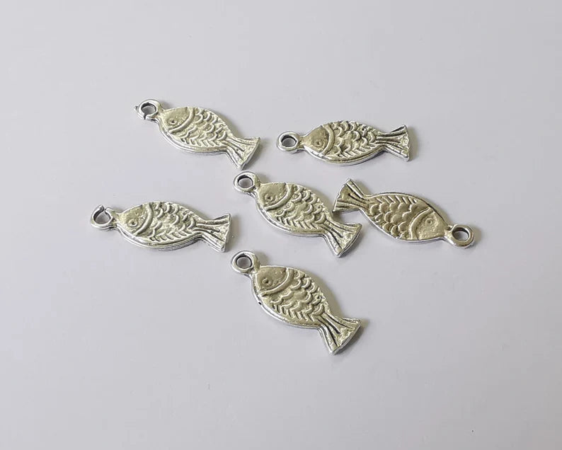 20 Fish charms Antique silver plated charms (21x8mm) G26038