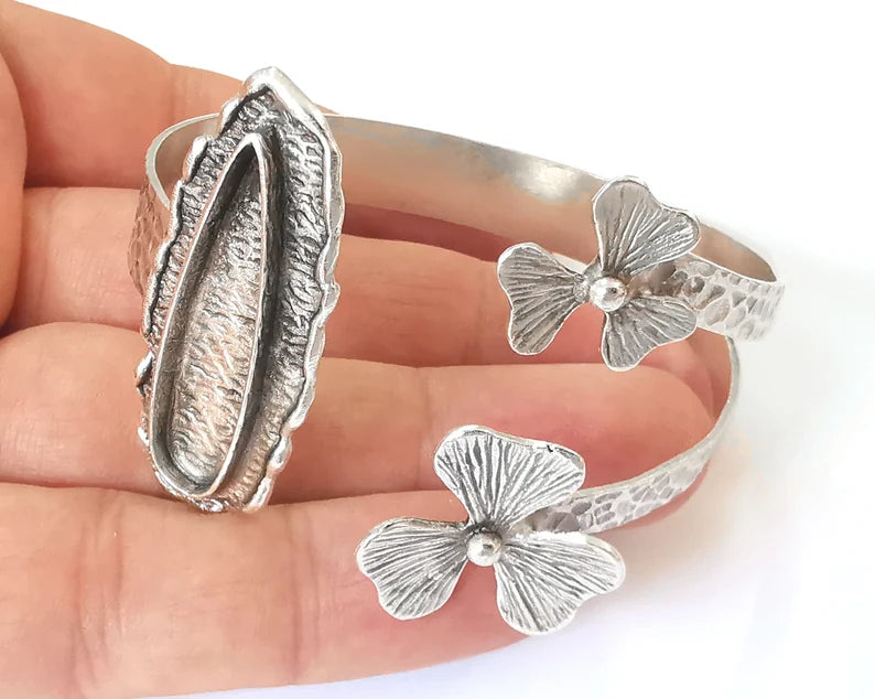 Flowers hammered bracelet cuff blank bezel Glass cabochon base Adjustable antique silver plated brass (34x9 mm ) G26091