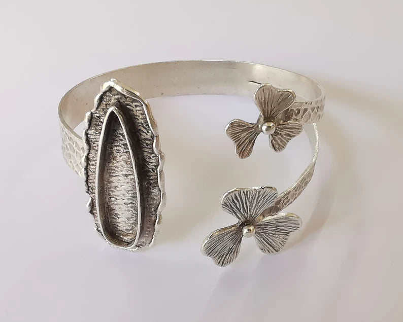 Flowers hammered bracelet cuff blank bezel Glass cabochon base Adjustable antique silver plated brass (34x9 mm ) G26091