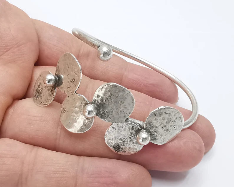 Hammered discs wire bracelet cuff blank bezel Glass cabochon base Adjustable antique silver plated brass (14mm ) G26262