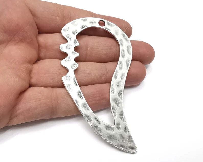 Hammered pendant Antique silver plated pendant (92x50mm) G26298