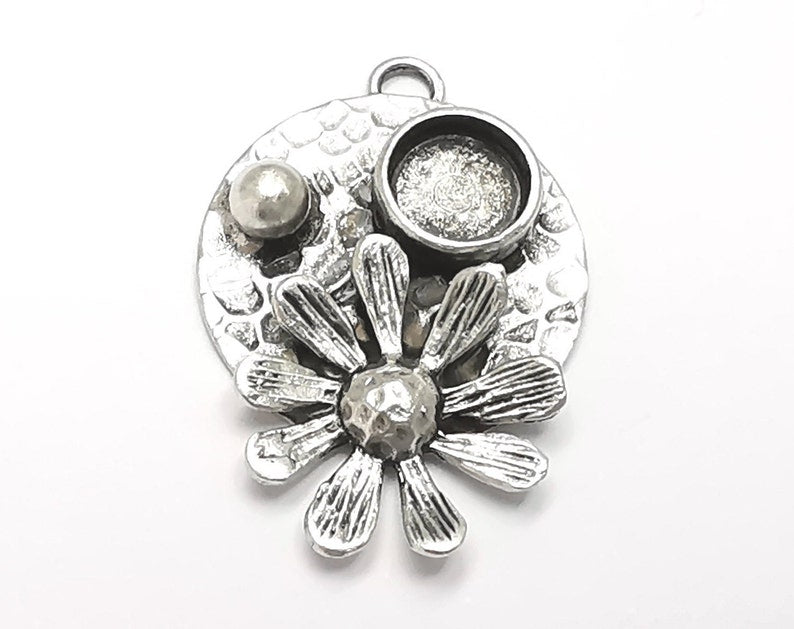 Flower hammered disc charm setting bezel blank Antique silver plated brass charm (8mm) G26329