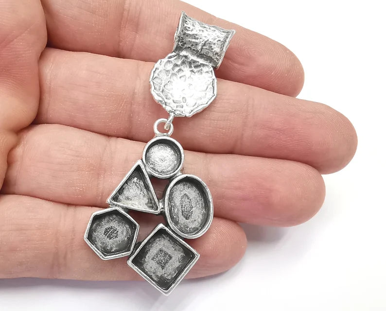 Hammered Disc Dangle Pendant Blank Resin Bezel Mosaic Mountings Cabochon Setting Antique Silver Plated Brass (67mm) g34709