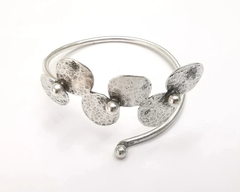 Hammered discs wire bracelet cuff blank bezel Glass cabochon base Adjustable antique silver plated brass (14mm ) G26262