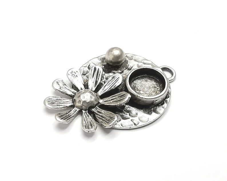 Flower hammered disc charm setting bezel blank Antique silver plated brass charm (8mm) G26329