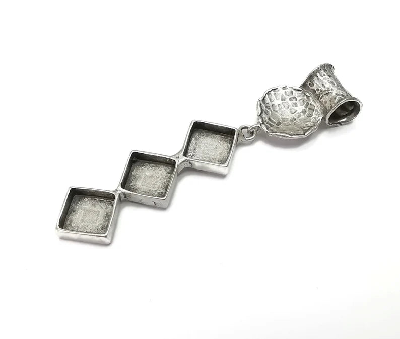 Hammered Disc Dangle Pendant Rhombus Blank Resin Bezel Mosaic Mountings Cabochon Setting Antique Silver Plated Brass (15mm Bezels ) G26512