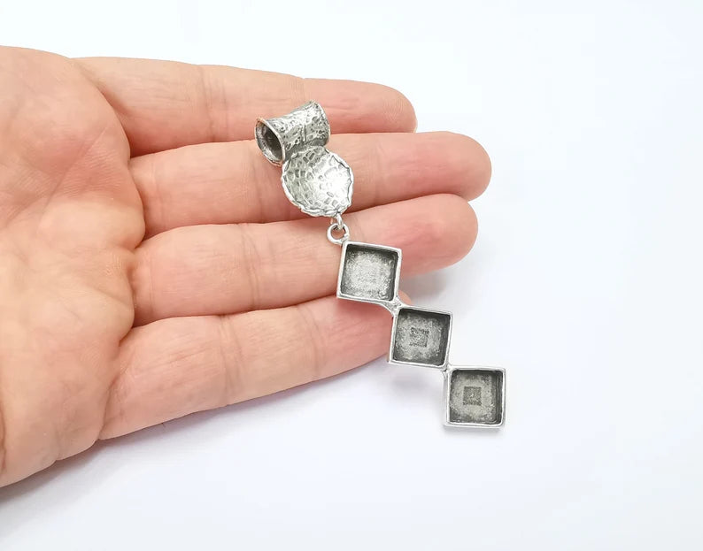 Hammered Disc Dangle Pendant Rhombus Blank Resin Bezel Mosaic Mountings Cabochon Setting Antique Silver Plated Brass (15mm Bezels ) G26512