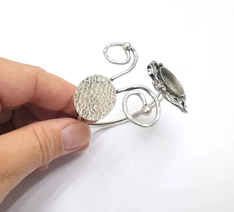 Flower Hammered Disc Bracelet Blanks Resin Cuff Dry Bezel Cabochon Base Adjustable Antique Silver Plated Brass (20mm Blank) G26605