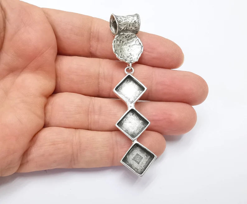 Hammered Disc Dangle Pendant Rhombus Blank Resin Bezel Mosaic Mountings Cabochon Setting Antique Silver Plated Brass (15mm Bezels ) G26512