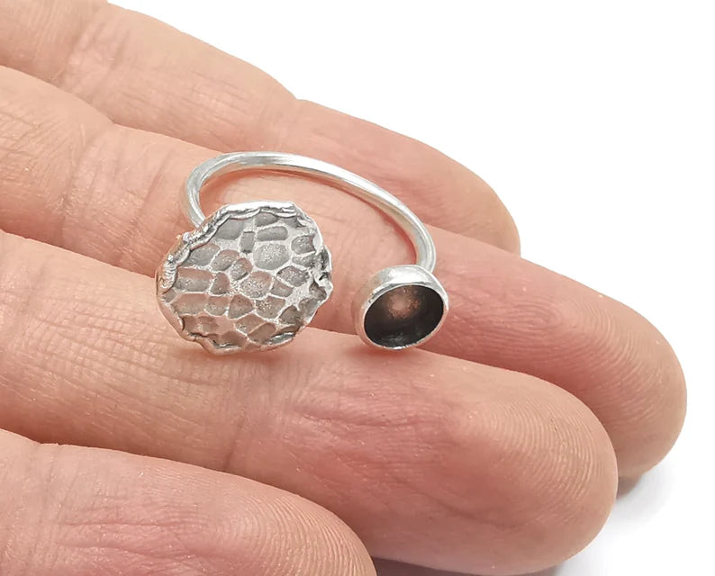 Disc Hammered Silver Ring Setting Blank Cabochon Mounting Adjustable Ring Base Bezel Antique Silver Plated Brass (6 mm) G26624