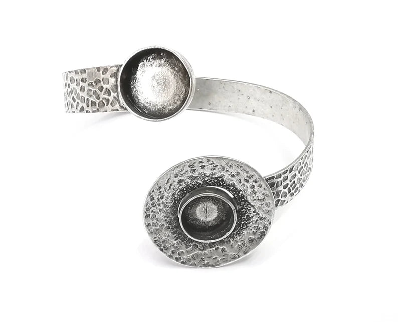 Disc hammered bracelet cuff blank bezel Glass cabochon base Adjustable antique silver plated brass (14 and 12 mm ) G26094