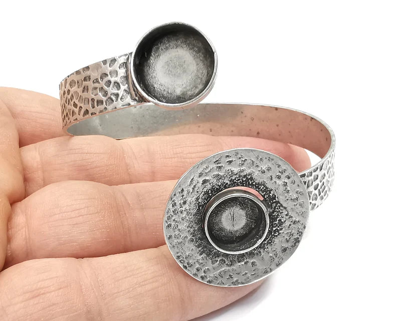 Disc hammered bracelet cuff blank bezel Glass cabochon base Adjustable antique silver plated brass (14 and 12 mm ) G26094