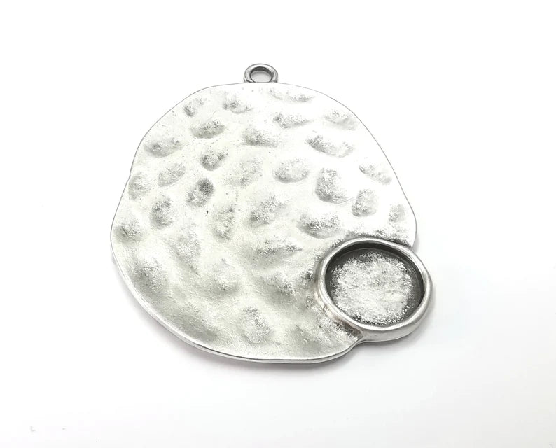 Hammered Pear Pendant Resin Blank Antique Silver Plated Pendant (68x55mm) (16mm Blank) G27487