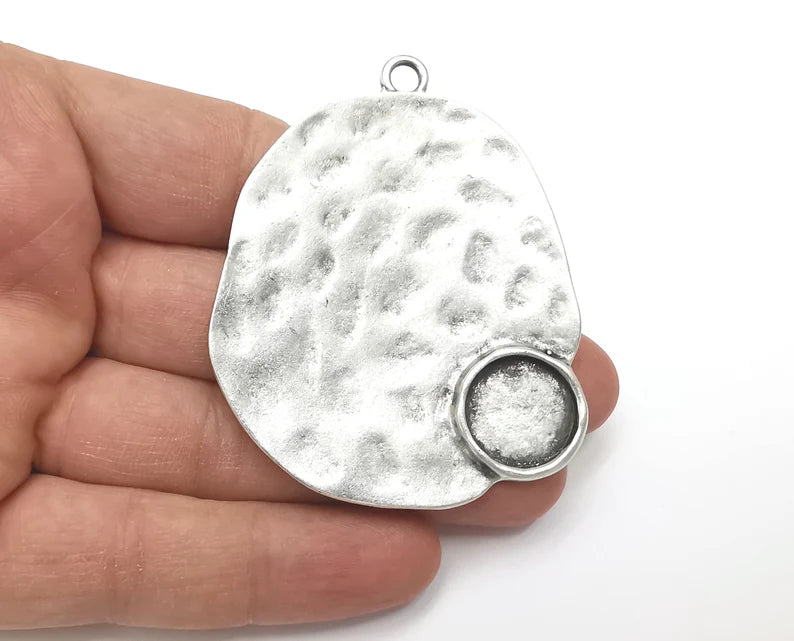 Hammered Pear Pendant Resin Blank Antique Silver Plated Pendant (68x55mm) (16mm Blank) G27487