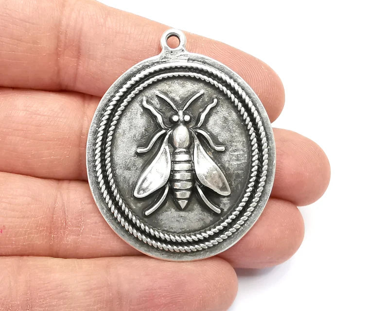 Queen Bee Oval Pendant Antique Silver Plated Pendant (48x39mm) G27732