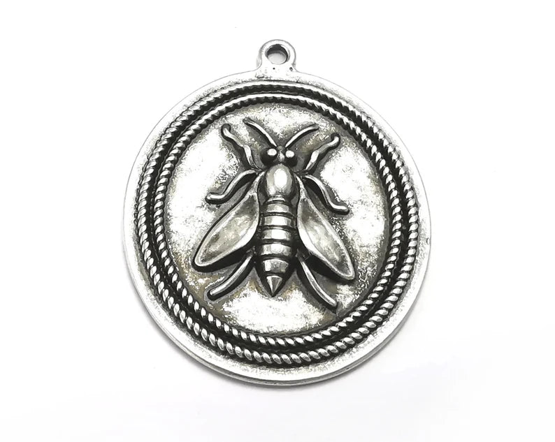 Queen Bee Oval Pendant Antique Silver Plated Pendant (48x39mm) G27732