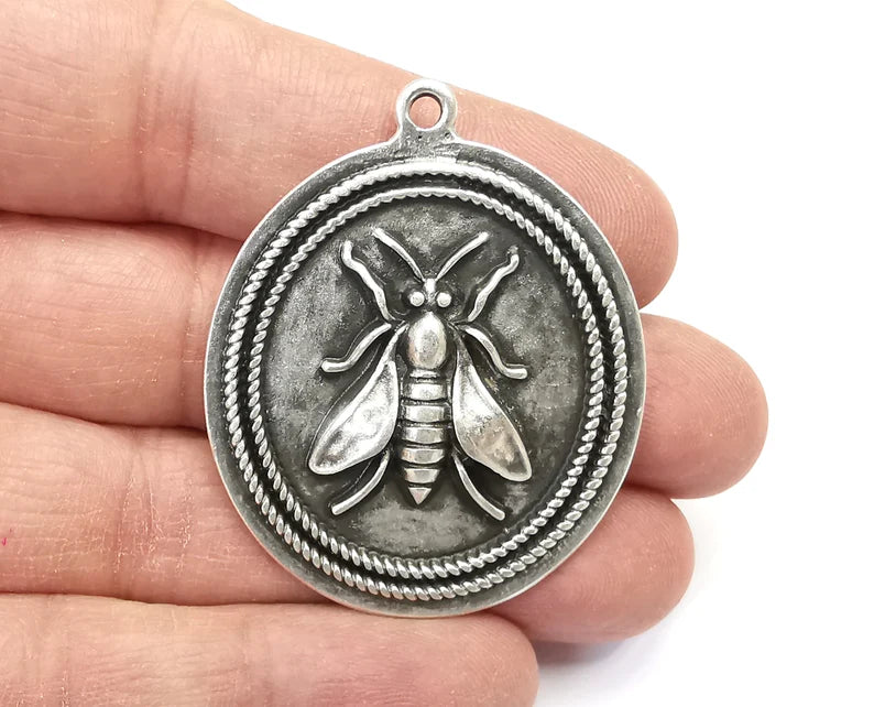 Queen Bee Oval Pendant Antique Silver Plated Pendant (48x39mm) G27732