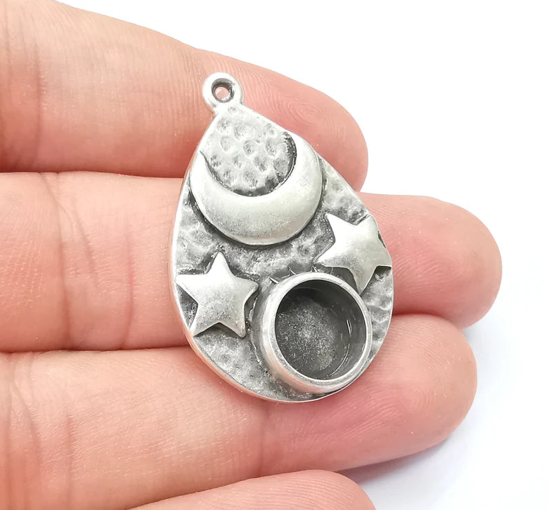 Moon and Star Pendant Bezel, Resin Blank, inlay Mounting, Mosaic Frame Cabochon Base Dry Flower Setting, Antique Silver Plated (10mm) G28566