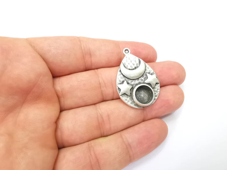 Moon and Star Pendant Bezel, Resin Blank, inlay Mounting, Mosaic Frame Cabochon Base Dry Flower Setting, Antique Silver Plated (10mm) G28566